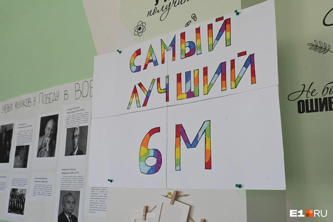 Ученики Евгения Михайловича поют своему учителю дифирамбы | Источник: Дмитрий Емельянов / E1.RU