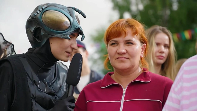Эта участница побеждала в один из прошлых фестивалей — метнула лепешку на 27 метров | Источник: НАЕЗДНИЦА САТИРЫ / YouTube