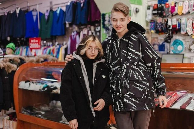 В отделе большой выбор верхней одежды на весну | Источник: Ксения Зимина