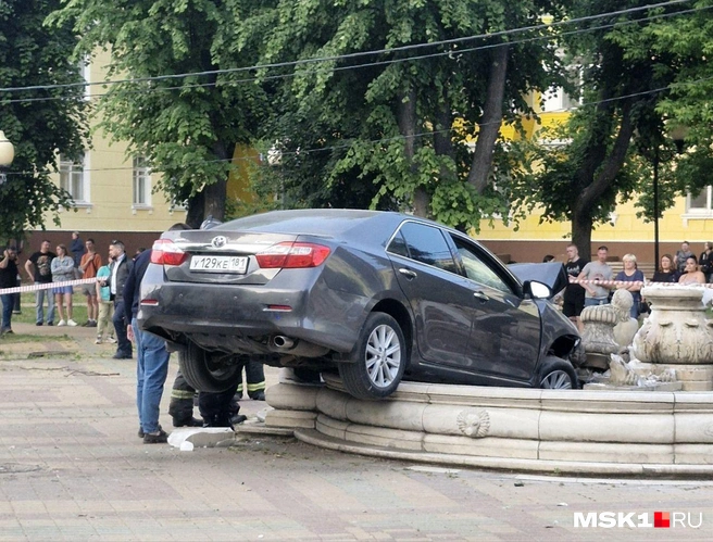 Toyota Camry врезалась в фонтан в подмосковном Ступино | Источник: Читатель MSK1.RU