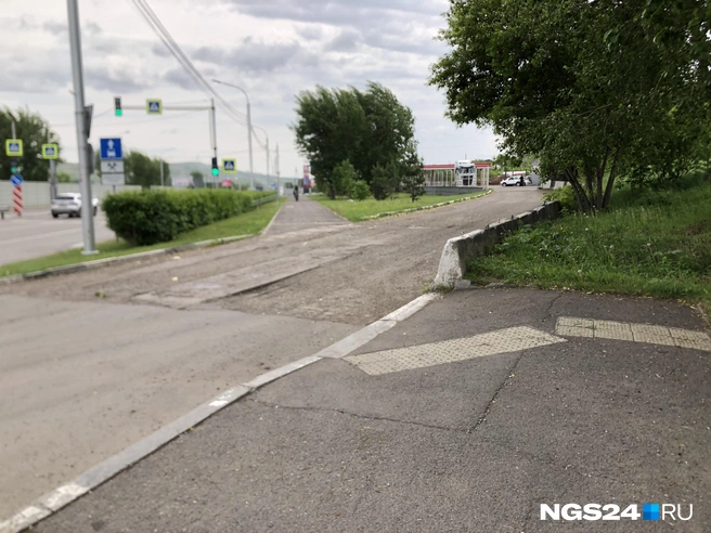 Несмотря на уставший асфальт, здесь дорожники продумали плавный спуск для «колесников» — это лайк, но больше такого не будет | Источник: Дмитрий Мамаев / NGS24.RU