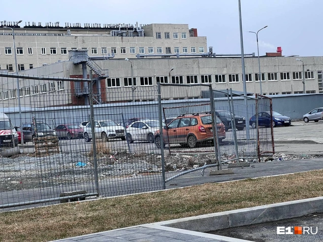 Бывшую парковку уже обнесли забором | Источник: Анна Макушина / E1.RU