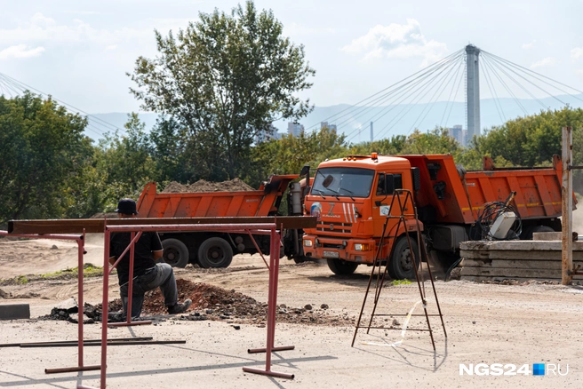 Пока на участке ровняют землю | Источник: Мария Ленц / NGS24.RU