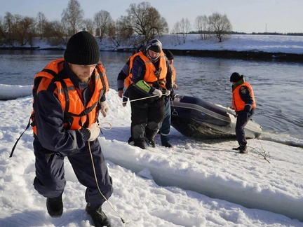 Пошли пятые сутки после исчезновения троих детей в Звенигороде: водолазы обследуют дно, спасатели прочесывают берег — фото