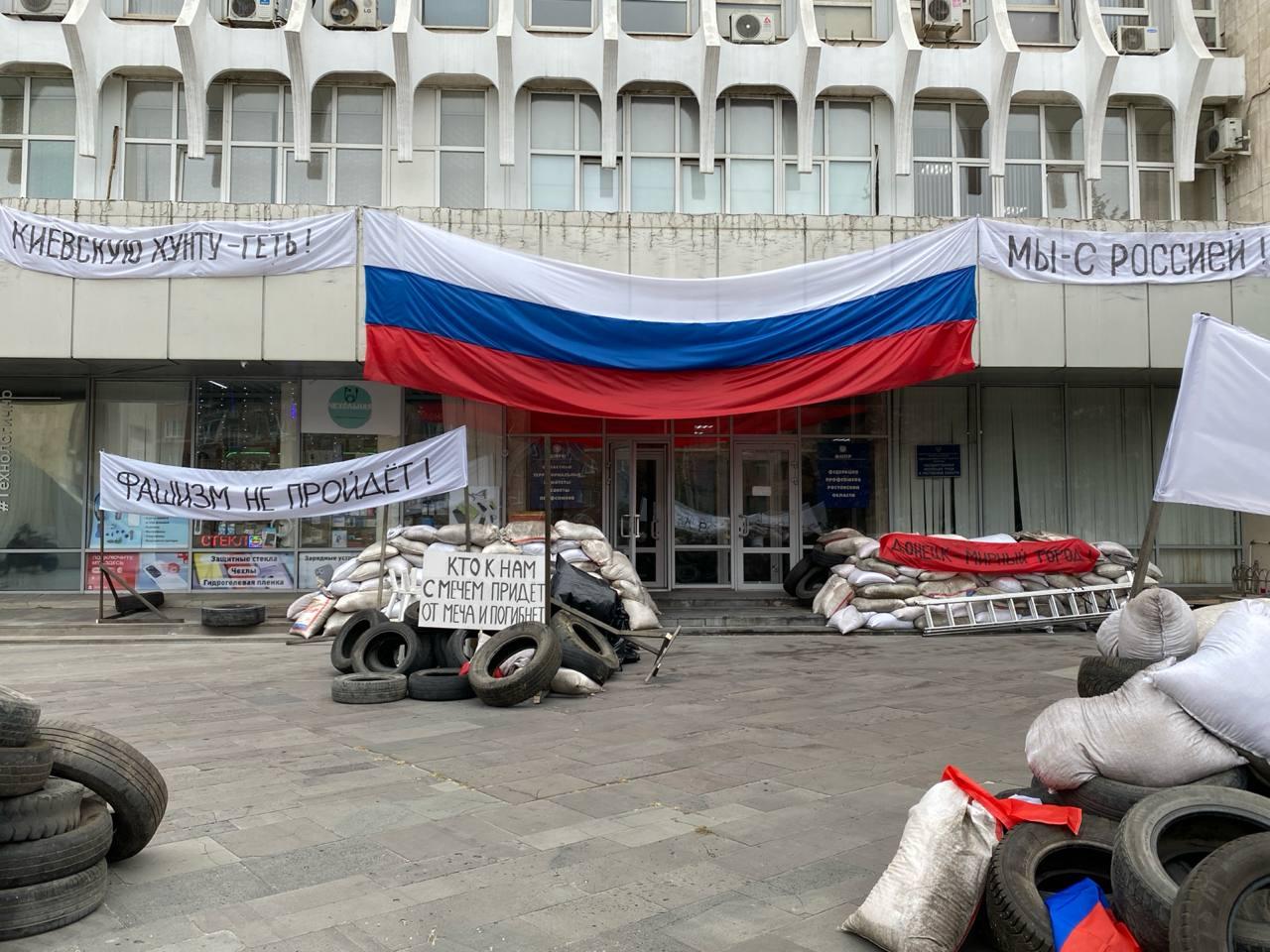 Что за палаточный лагерь разбили в центре Ростова у Дома профсоюзов? Рассказываем
