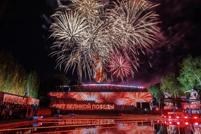«Хоть так посмотрим»: 10 фото закрытого показа «Света Великой Победы»