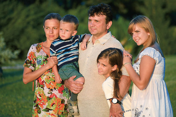Ведущий женился на коллеге Елене в 1997 году. Они воспитывают сына Тимура, дочерей Валентину и Елену