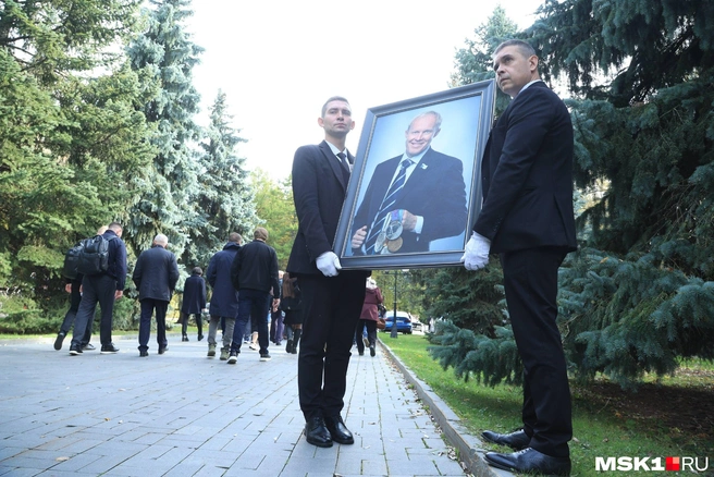 На фотографии Сергей Чепиков держит в руках медали, а на его пиджаке красуется значок депутата Свердловской области | Источник: Дмитрий Толстошеев / MSK1.RU