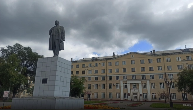 Скульптурная композиция «Ленин и дети» в городе Белово | Источник: www.city-n.ru