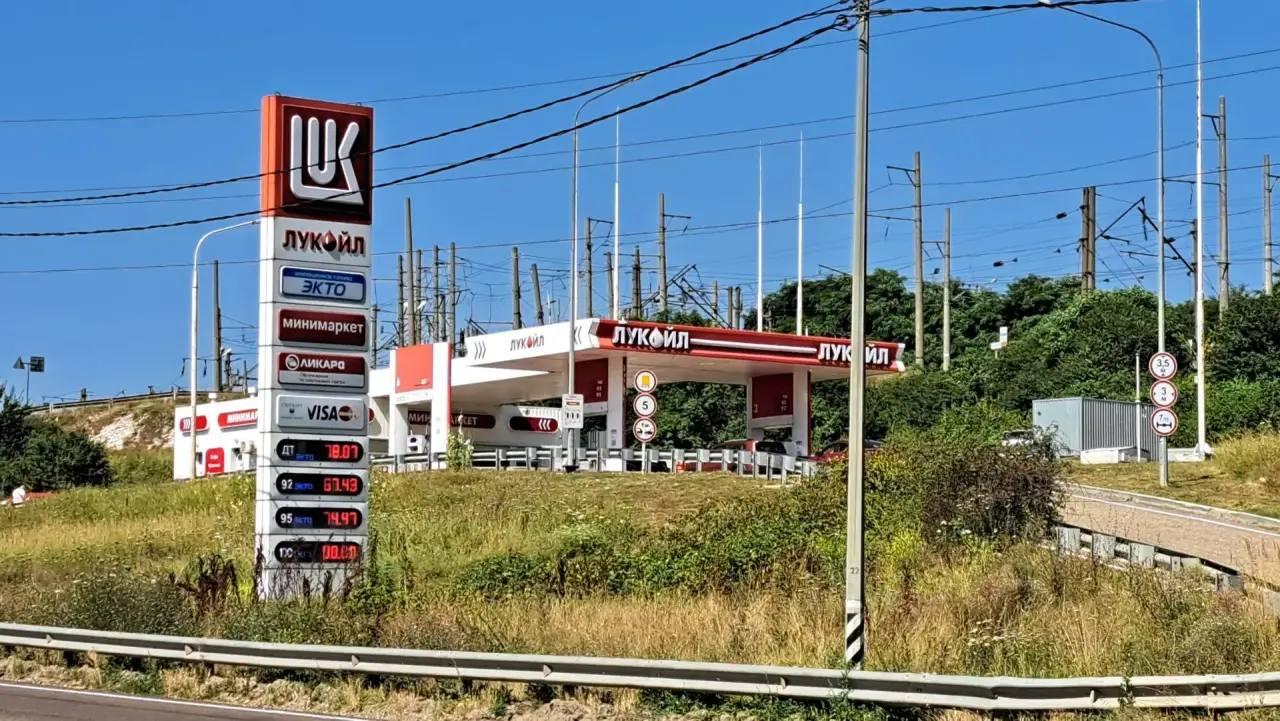 Неужели очередей нет? В Новороссийске отменили топливные карты и электронную очередь за бензином
