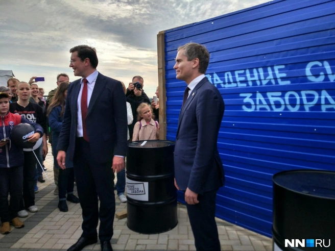 Демонтаж был символическим, ведь за несколько дней до открытия набережной, ограждение унес ветер | Источник: Наталья Бурухина / NN.RU
