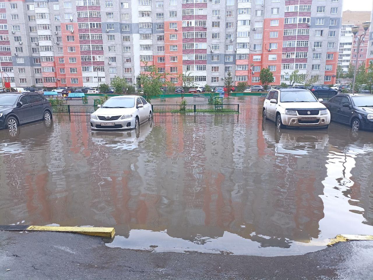 Жители Тюмени сфотографировали огромные лужи в городе, Последствия дождя в  Тюмени, Фото луж в Тюмени - 17 мая 2022 - 72.ру