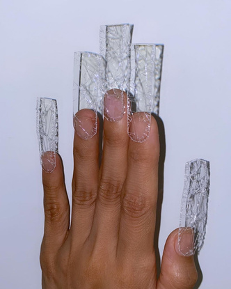 Разбитое стекло на ногтях — самый необычный микротренд в маникюре на лето 2022