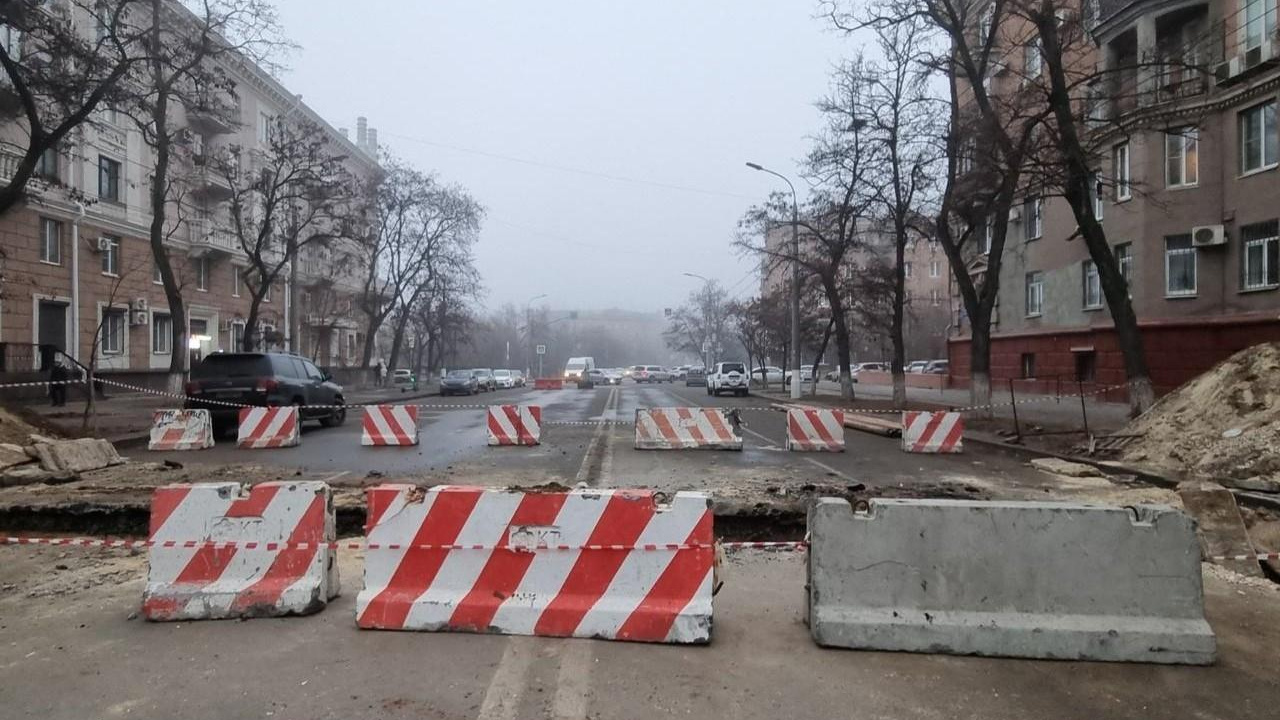 «А где рабочие и строительная техника?» В центре Волгограда «Концессии» перекрыли улицу Советскую