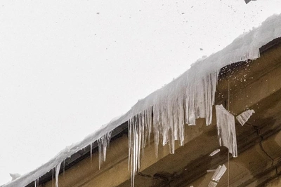 УК экс-министра виновна в гибели женщины от ледяной глыбы