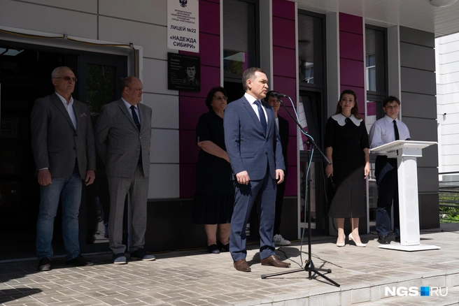 Поздравить выпускников приехал и мэр Новосибирска Максим Кудрявцев, глава города пожелал всем успешно сдать экзамены | Источник: Илья Большаков / NGS.RU
