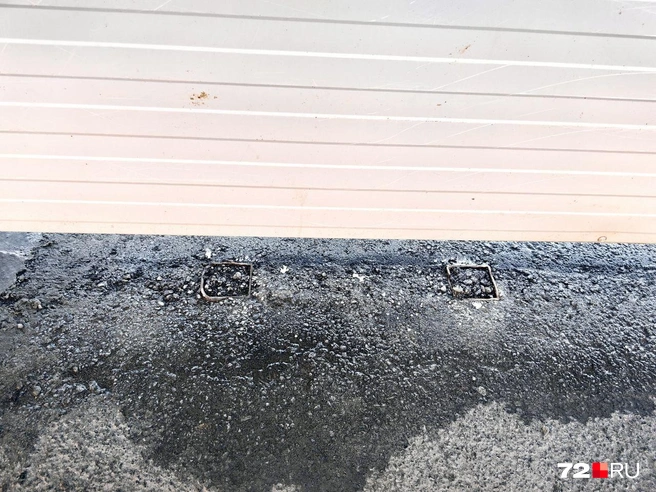 Осталась часть от старого ограждения  | Источник: Павел Красоткин / 72.RU 