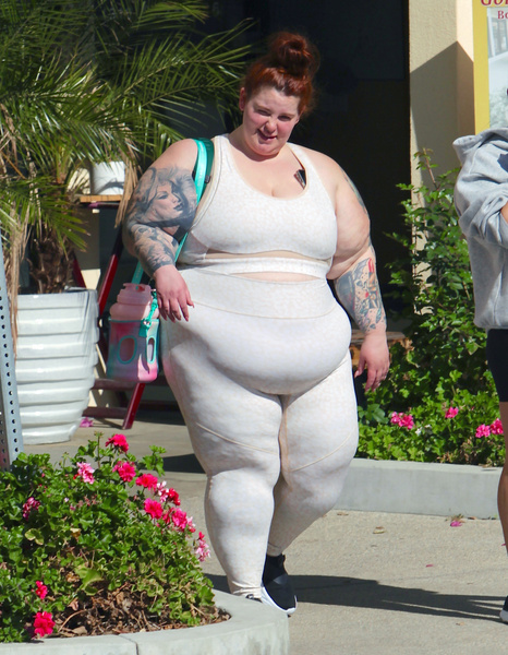 «Мое тело красиво»: 155-килограммовая Тесс сделала селфи в нижнем белье