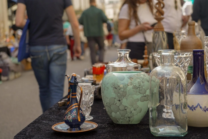 Настоящие сокровища можно найти на блошиных рынках и гаражных распродажах | Источник: EricBery/Shutterstock/Fotodom.ru