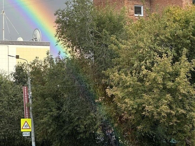 Челябинцы нашли, откуда растет радуга, это улица Калинина | Источник: читатель 74.RU
