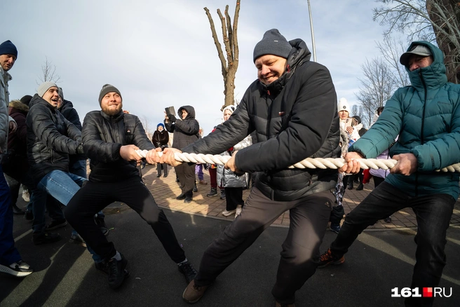 Канат перетягивали сначала дети, потом папы, а затем и мамы | Источник: Евгений Вдовин / 161.RU