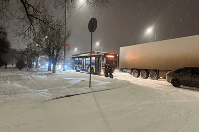 Волгоград закрыл дороги для грузовиков из-за метели