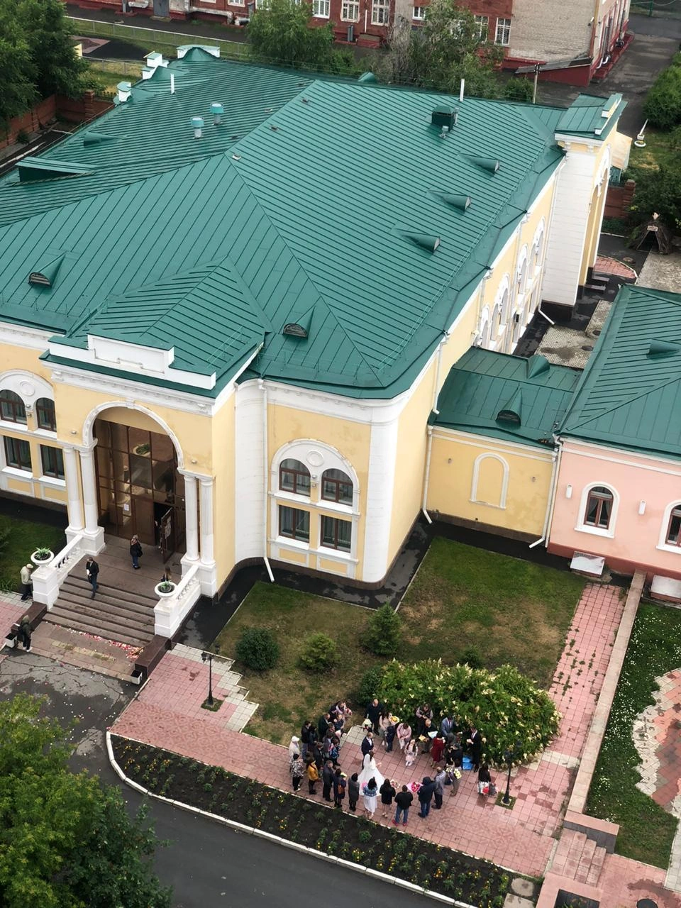 Коронавирус коронавирусом, но свадьбы в Омске по расписанию | Источник: Артемий Захаров, Дарья Миролеева