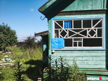 Окна практически везде выбиты, за редким исключением | Источник: Михаил Мечев / MSK1.RU