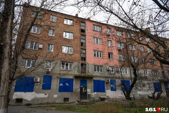 Окна первого этажа закрыты, но это не помогает от мародеров | Источник: Евгений Вдовин / 161.RU