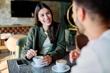 «Покажи грудь»: как знакомство в дейтинге может перерасти в домогательства и что с этим делать