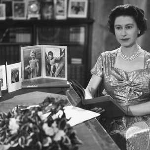 Как первое рождественское телеобращение Елизаветы II навсегда изменило королевскую семью