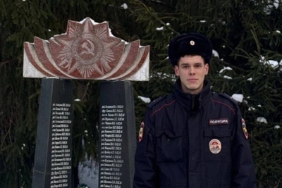 Полицейский открыл заблокированную машину в мороз