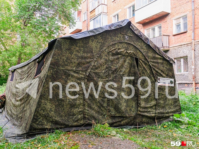 В этой палатке регистрируют жильцов, которых нужно расселить | Источник: Тимофей Калмаков / 59.RU