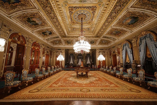 Интерьер украшен золотом | Источник: Mistervlad, Genova, EvrenKalinbacak / Shutterstock / FOTODOM