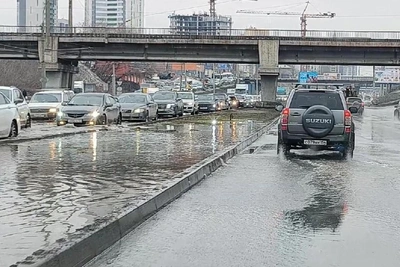 Дорогу на Ипподромской затопило, образовалась пробка