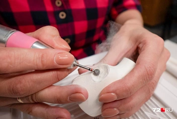 А тут, посмотрите, тот самый маникюрный аппарат в действии. Пылинки собирает специальный мини-пылесос | Источник: Илья Чикотин / 72.RU