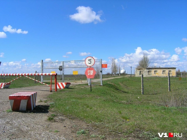 Когда-то путь к белоснежной сфере преграждали ряды колючей проволоки, шлагбаум, заборы и красно-белые бетонные блоки | Источник: Константин Завриков / V1.RU