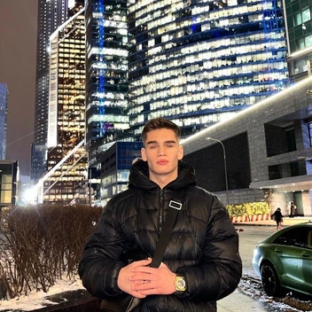 В обычной жизни парень занимается демонтажем стен | Источник: Andreysabrr / T.me