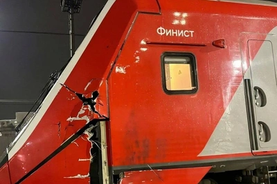 Поезд из Екатеринбурга столкнулся с грузовиком под Пермью