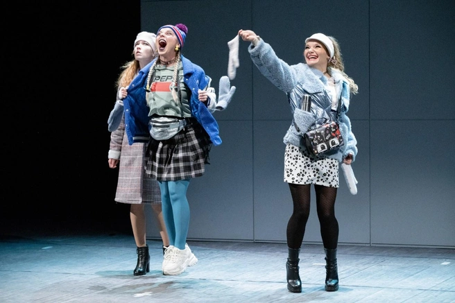 Яркий во всех отношениях эпизод из спектакля «Фанатки» | Источник: theater-samara.ru