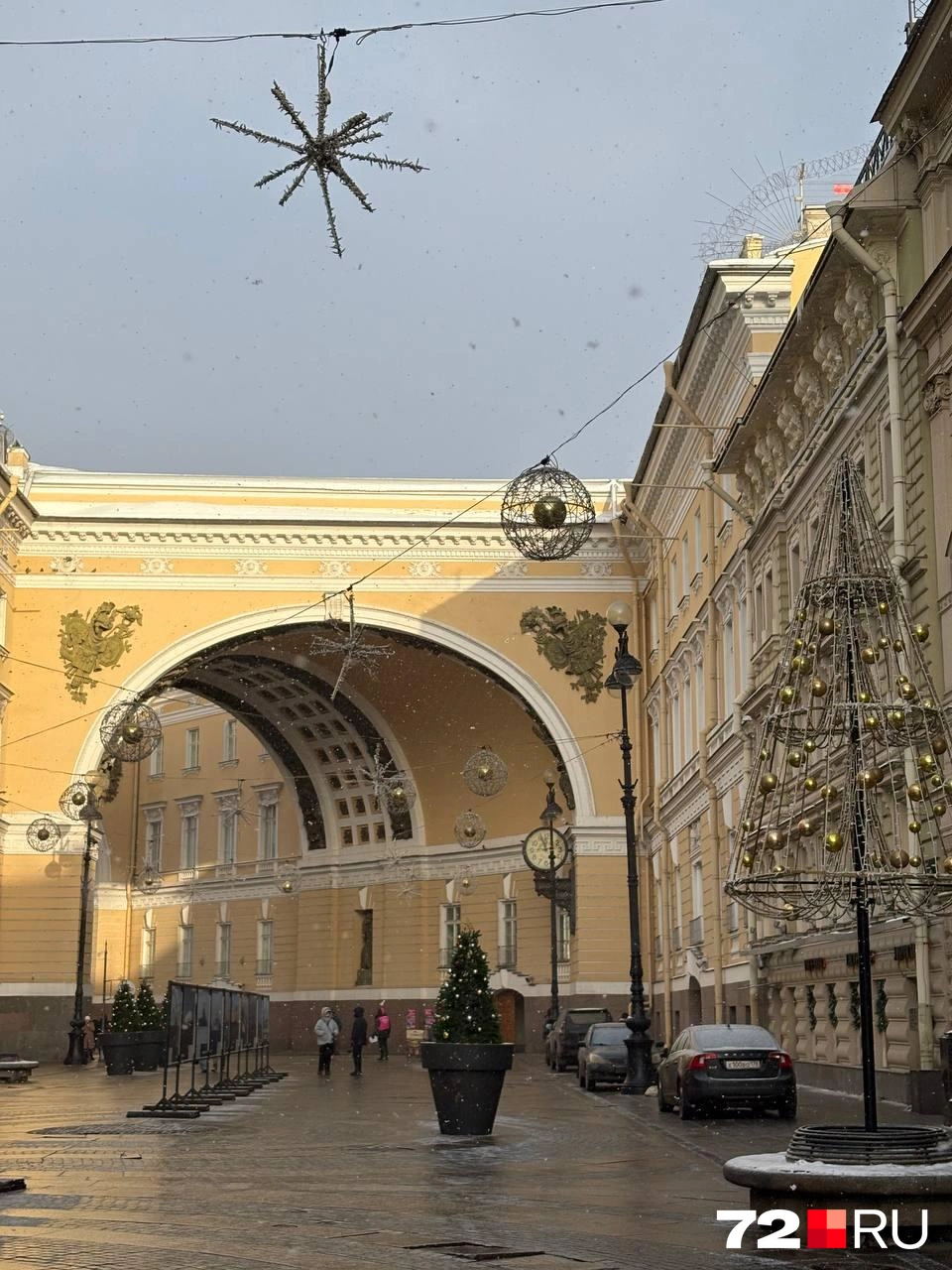 Особенно много костюмированных артистов на Дворцовой площади  | Источник: Мария Токмакова 