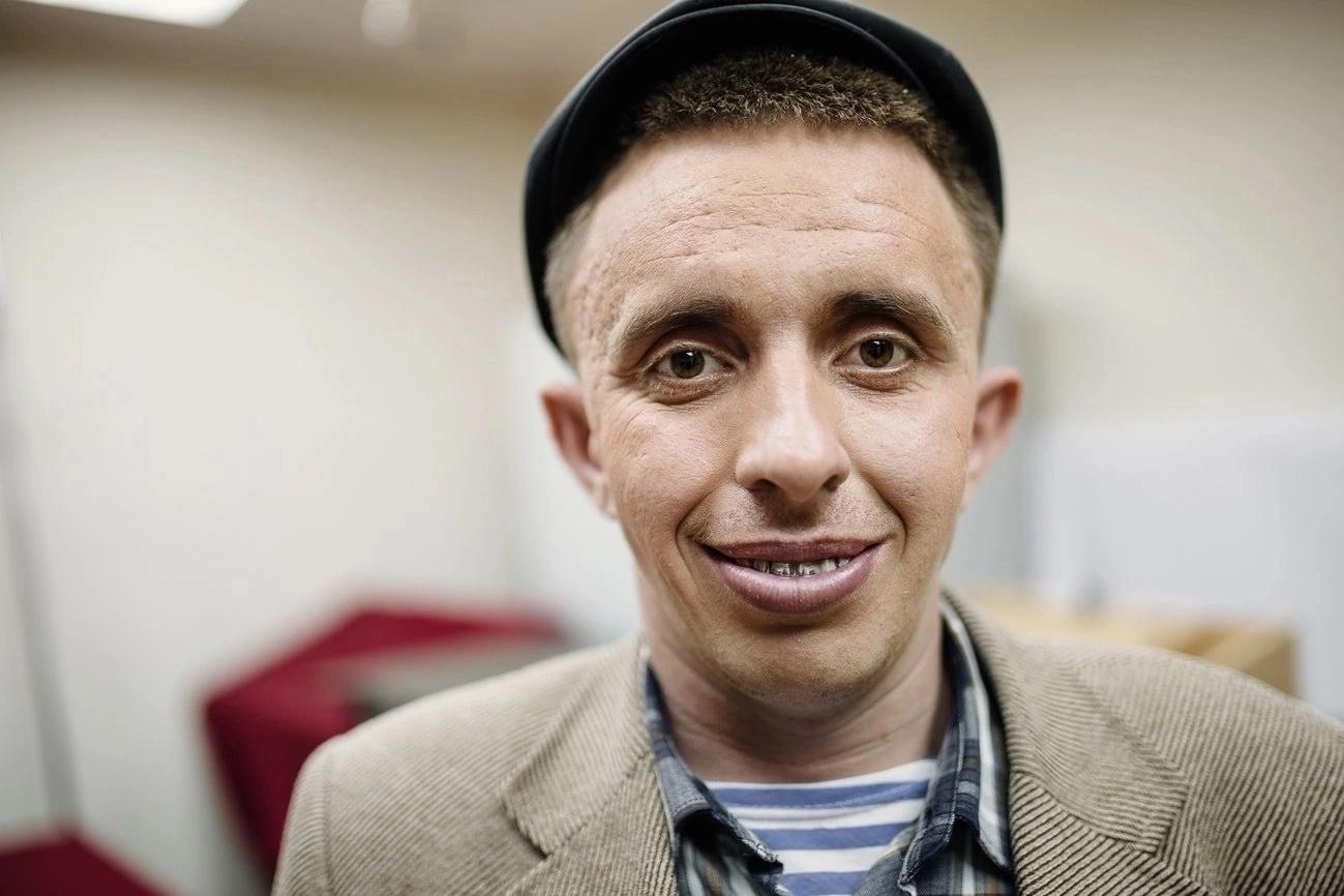 «Колясик, доедешь — позвони». После страшной аварии с грузовиком умер тюменский КВНщик