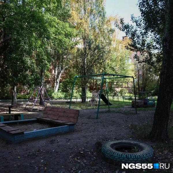 Много лавочек для посиделок | Источник: Евгений Софийчук / NGS55.RU