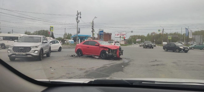 Бампер разнесло от удара | Источник: читатель 74.RU