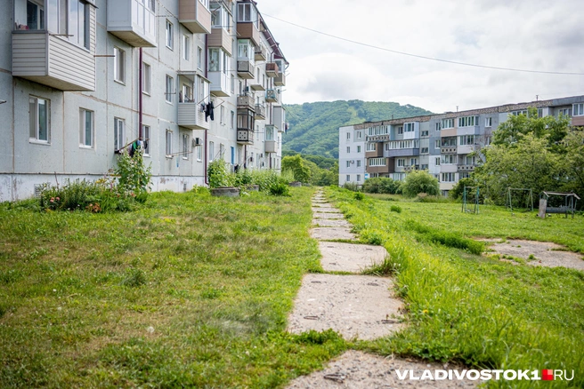 Двор на улице Беринга во Врангеле | Источник: Елена Буйвол / VLADIVOSTOK1.RU