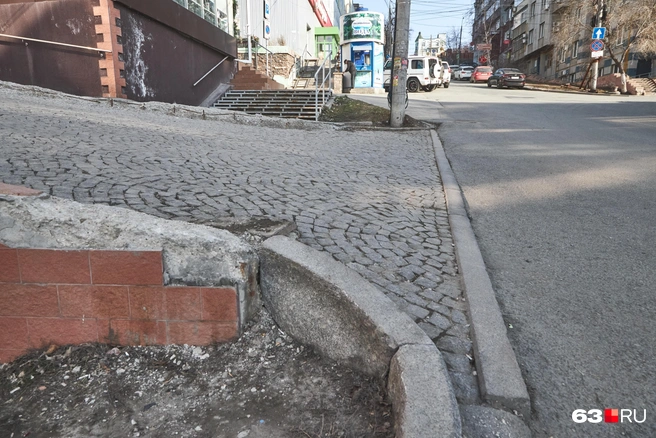 Что было раньше&nbsp;— выезд или тротуар? | Источник: Роман Данилкин / 63.RU