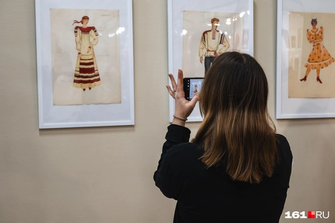Посетители фотографируют понравившиеся экспонаты | Источник: Евгений Вдовин / 161.RU