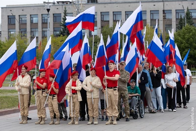 Более 200 череповчан развернули 100-метровый триколор на площади Молодёжи