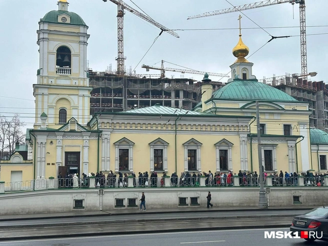 Люди стоят в очереди, чтобы освятить пищу | Источник: Читательница MSK1.RU