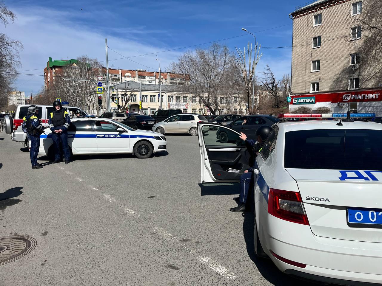 В Тюмени напротив школы машины полиции и Росгвардии